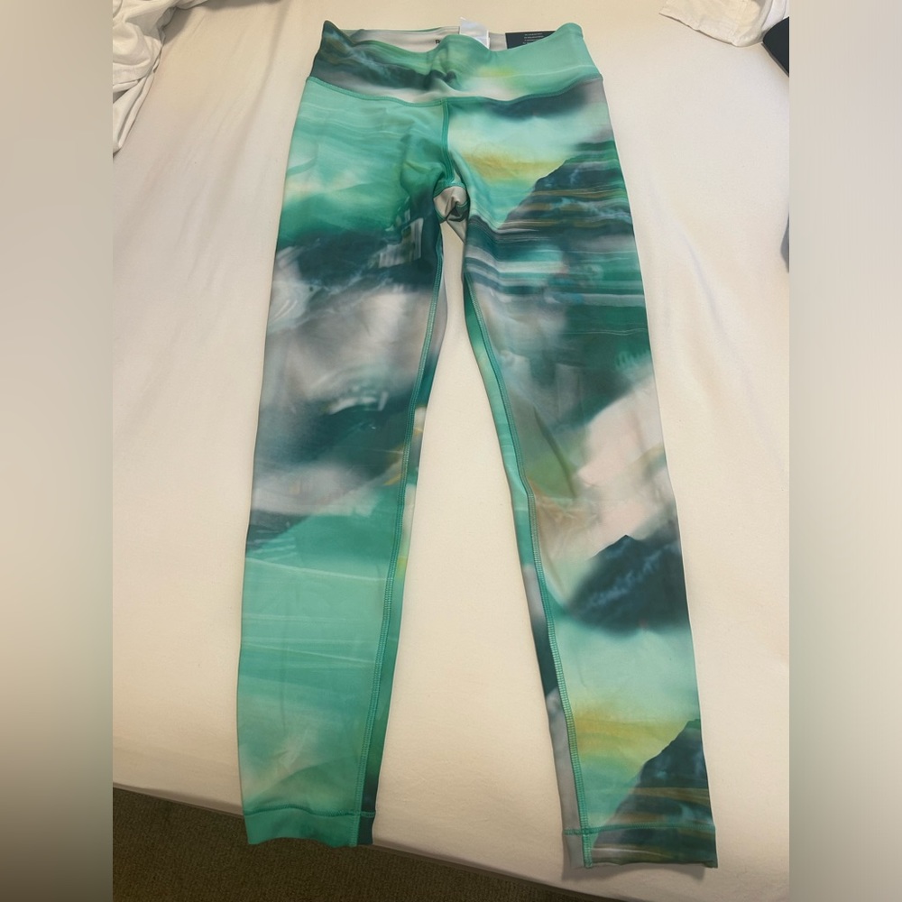 NWT women’s size M Reebok workout leggings
